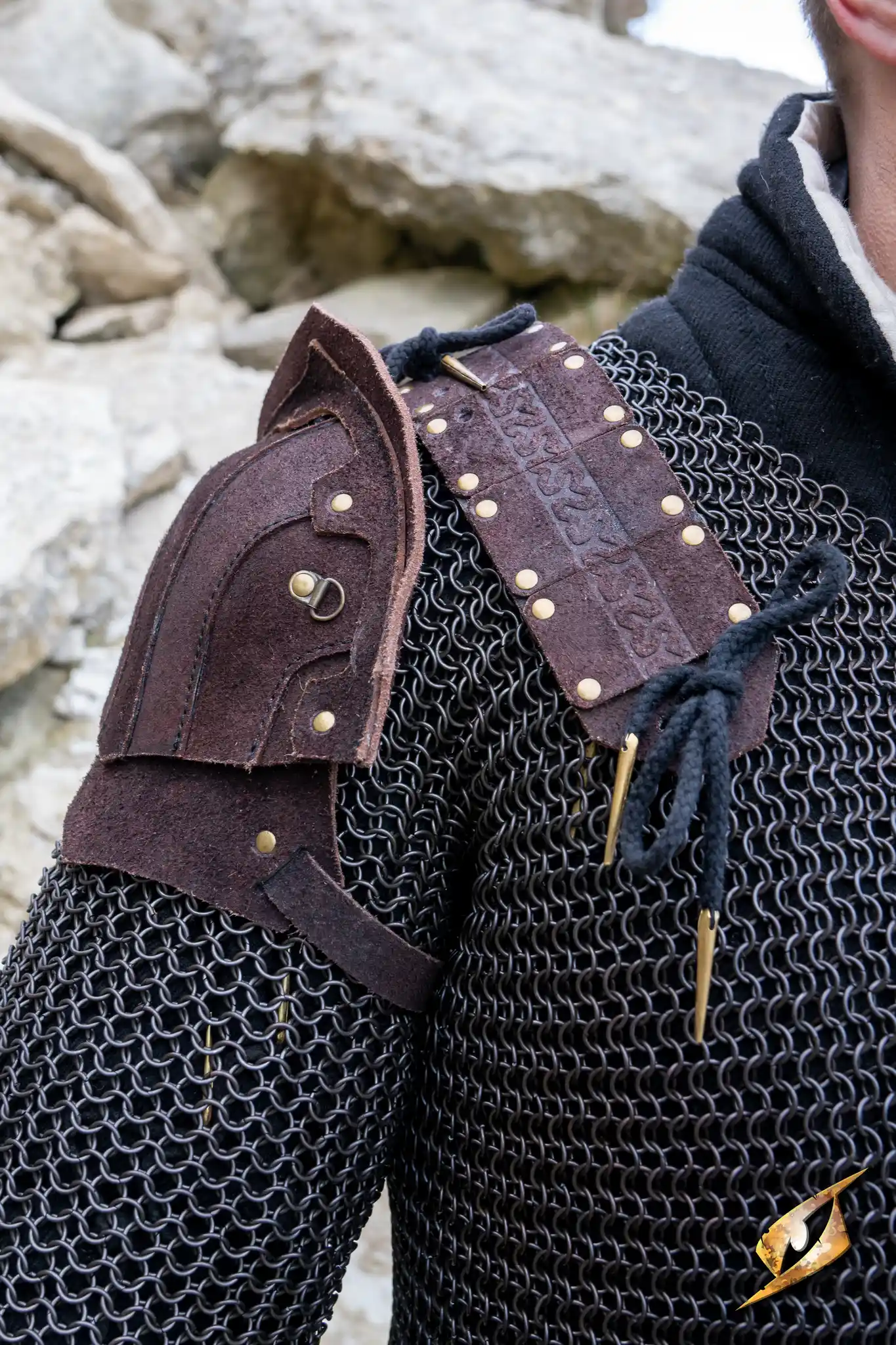 Woodsman Suede Shoulder Armour - Image 6
